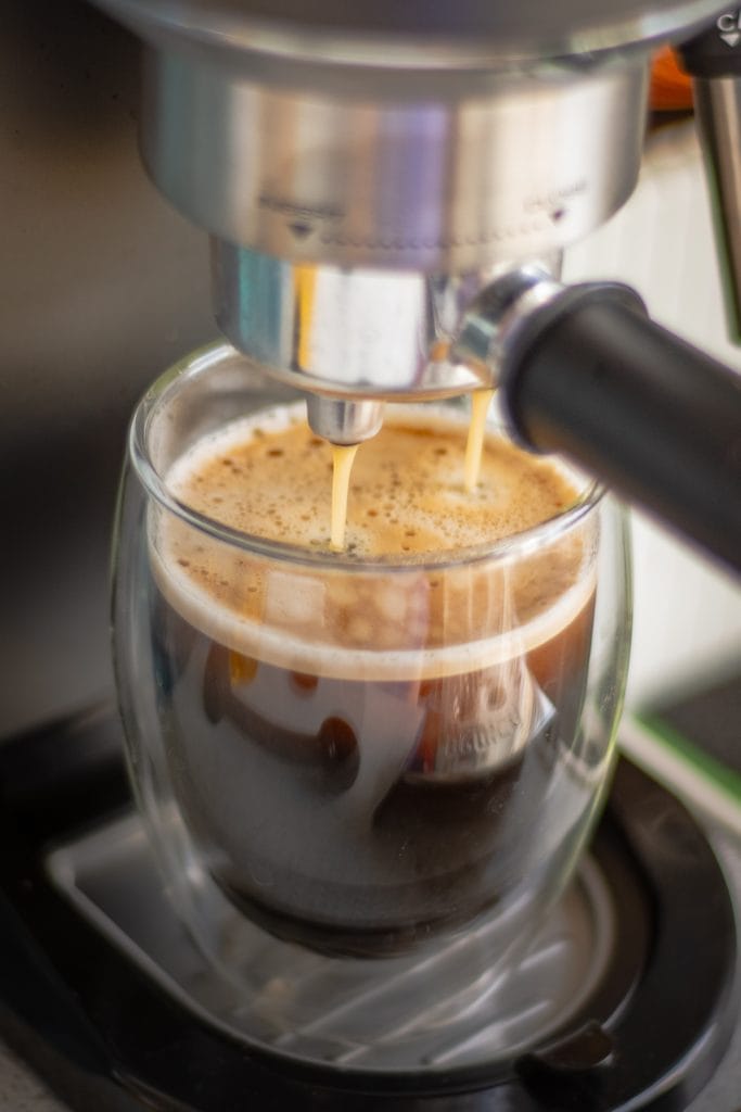 Espresso wird mit einem Kaffeevollautomaten hergestellt