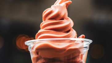 Softeis Erdbeergeschmack in einem durchsichtigen Plastikbecher