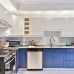 Blaue Küche mit silbernem Geschirrspüler