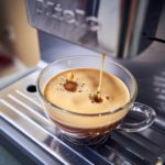 Kaffeetasse mit einem Espresso unter einer Kapselmaschine