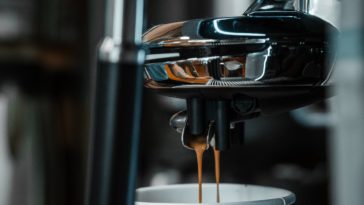 Kapselmaschine in Gebrauch, bereitet einen Moccha zu