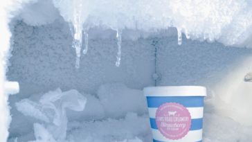 Eisfach in einem Gefrierschrank mit einem Eisbecher