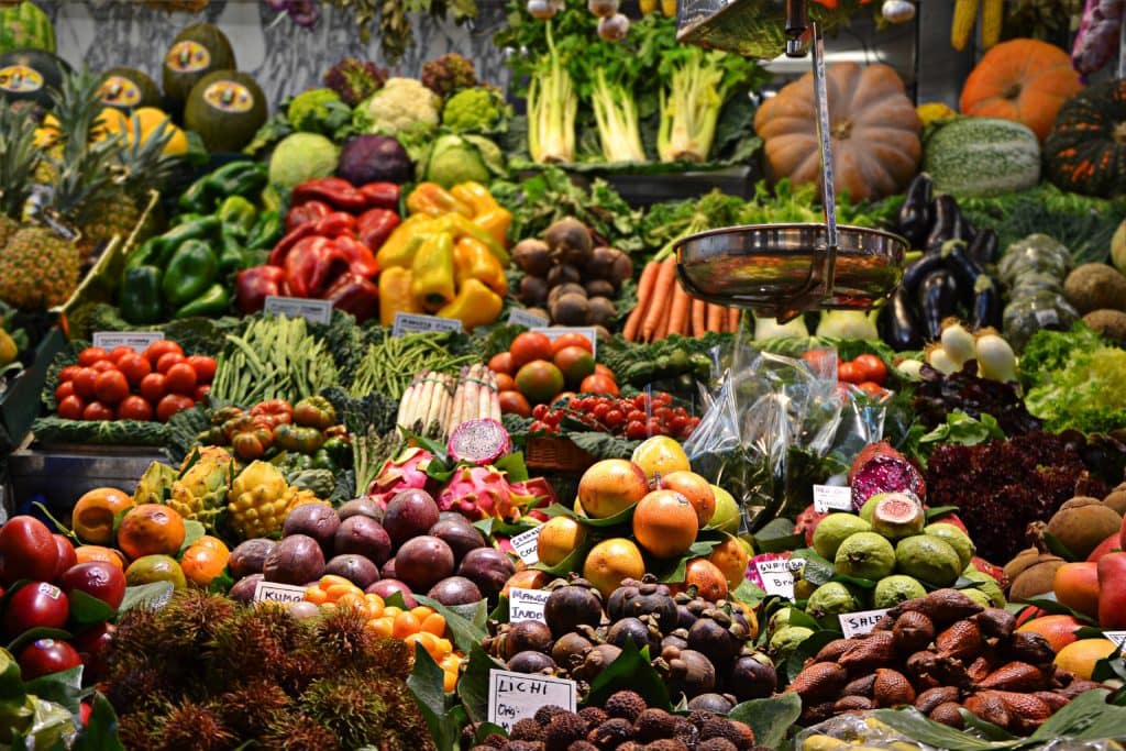 Früchte und Gemüse auf einem Marktstand