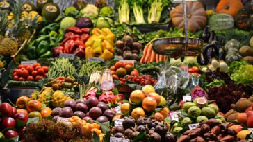 Früchte und Gemüse auf einem Marktstand